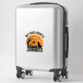 Sticker Mon chien chasse les zombies conception de chien H (Sur valise)