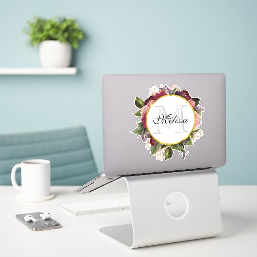 Sticker Monogramme de Bourgogne rose et fleurs vertes (Ordinateur portable sur le bureau)