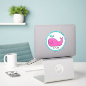 Sticker Monogramme de Preppy Nautical Pink et Aqua Whale (Ordinateur portable sur le bureau)
