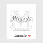 Sticker Monogramme et nom de la servante d'accueil personn<br><div class="desc">Cadeaux Bridesmaids personnalisées avec le nom de la femme d'honneur personnalisée en gris style de police de script classique et monogramme en gris clair style de police serif classique en arrière - plan avec titre et date mariage en gris classique style de police serif. Aussi parfait pour femme de ménage...</div>