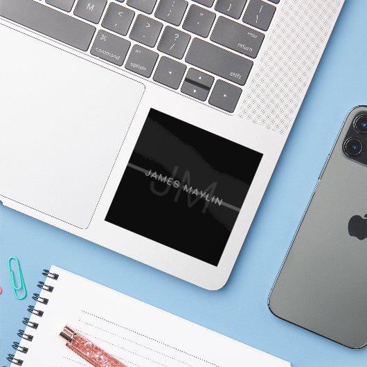 Sticker Monogramme gris foncé, nom et bande géométrique (Ordinateur portable avec iPhone)