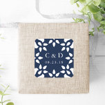Sticker Monogramme Mariage Arabesque | Marine<br><div class="desc">Scellez vos enveloppes de faire-part de mariage, faveurs et plus encore avec nos élégants autocollants d'inspiration marocaine en bleu marine et blanc. Le design carré arrondi comporte vos initiales et la date mariage entourée d'une bordure géométrique en blanc sur un arrière - plan bleu marine classique. Coordonnée avec notre collection...</div>