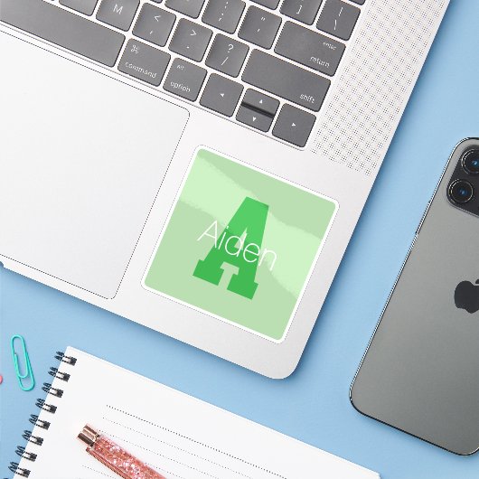 Sticker Monogramme moderne | Pale & Kelly Green (Ordinateur portable avec iPhone)