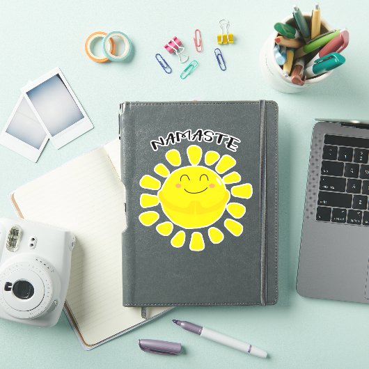 Sticker Namaste Sun Prayer Cute Cartoon (Couverture iPad)