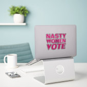 Sticker Nasty Women Vote rose chaud typographie moderne (Ordinateur portable sur le bureau)