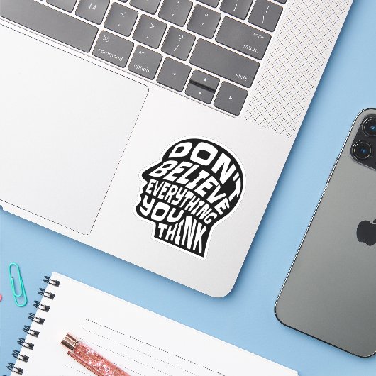 Sticker Ne croyez pas tout ce que vous pensez Noir & Blanc (Ordinateur portable avec iPhone)