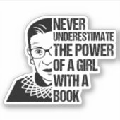 Sticker Ne jamais sous-estimer le pouvoir d'une fille avec (Devant)