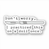 Sticker Ne t'inquiète pas, j'ai pratiqué ça sur une poupée (Devant)
