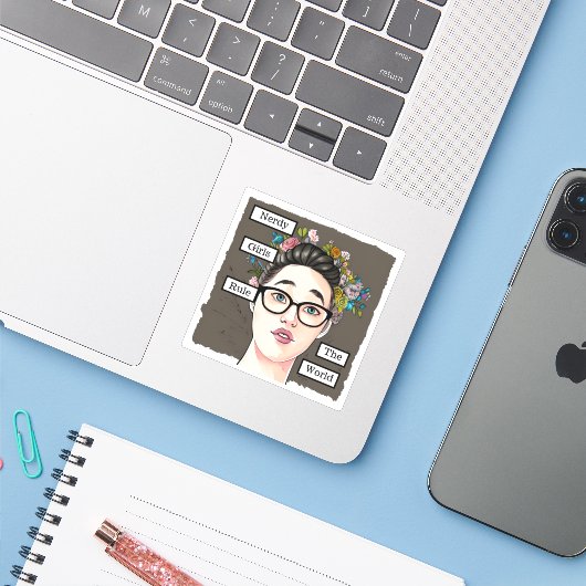 Sticker Nerdy Girls dirigent le monde (Ordinateur portable avec iPhone)