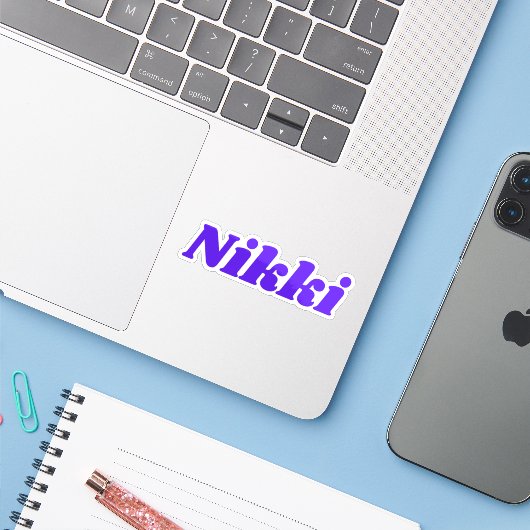 Sticker Nikki (Ordinateur portable avec iPhone)