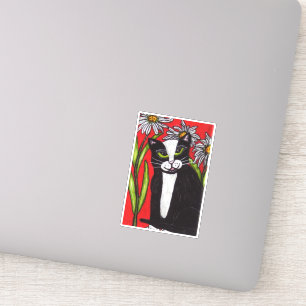 Sticker Noir blanc Tuxedo Chat assis dans les marguerites