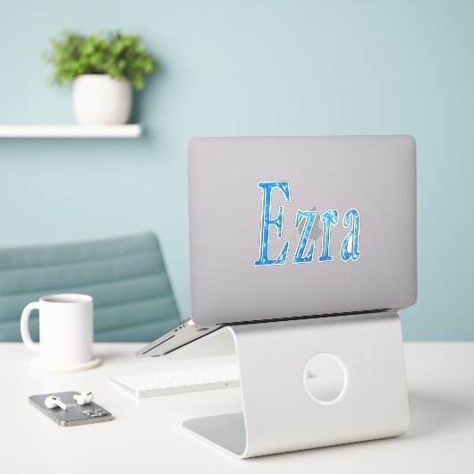 Sticker Nom Ezra Conçu En Bleu, (Ordinateur portable sur le bureau)