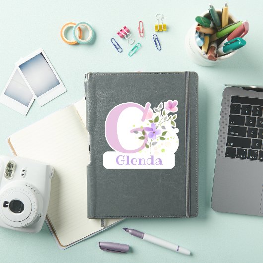 Sticker Nom Glenda plus Initial avec design floral (Couverture iPad)