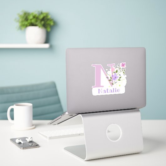 Sticker Nom Natalie plus Initial avec Floral Design (Ordinateur portable sur le bureau)