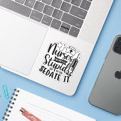Sticker Nurses We Can't Fix Stupid But We Can Sedate It (Ordinateur portable avec iPhone)