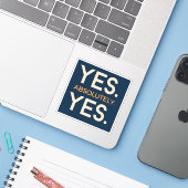 Sticker Oui Absolument Oui | Affirmation en gras simple (Ordinateur portable avec iPhone)