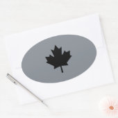 Sticker Ovale Affichage de Canadian Black Maple Leaf (Enveloppe)