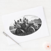 STICKER OVALE APACHES ET GERONIMO CONDUISANT UNE VOITURE À MOTEU (Enveloppe)