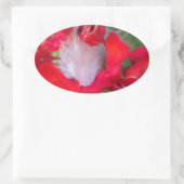 Sticker Ovale Beauté délicate : Fleur rouge avec plumes blanches (Sac)