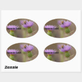 Sticker Ovale Busy Bee sur Purple Thistle Photo (Feuille)