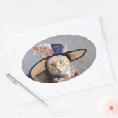STICKER OVALE CHAT ÉLÉGANT AVEC GRAND CASQUETTE DIVA, ROSES ROSE (Enveloppe)