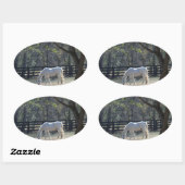 Sticker Ovale Cheval blanc dans les arbres (Feuille)