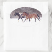 Sticker Ovale Chevaux de neige d'hiver en grange (Sac)