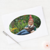 Sticker Ovale Gnome relaxant avec Casquette Père Noël (Enveloppe)