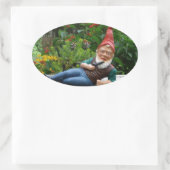 Sticker Ovale Gnome relaxant avec Casquette Père Noël (Sac)