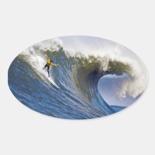 Sticker Ovale Grande vague à la compétition de surf des Maverick