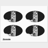 Sticker Ovale Gros plan Cheval blanc noir en nuit (Feuille)