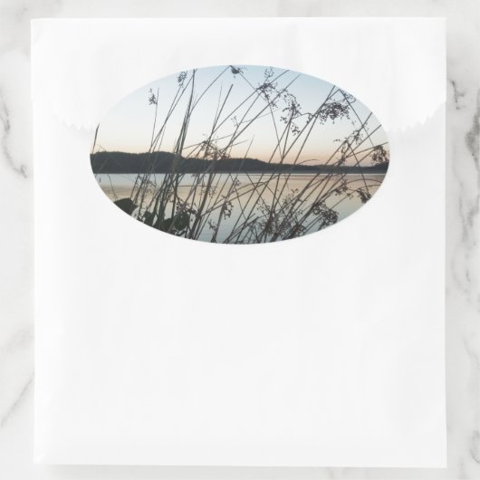 Sticker Ovale Herbes au lac Sunset (Sac)