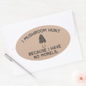 Sticker Ovale Je chasse aux champignons parce que je n'ai pas de (Enveloppe)