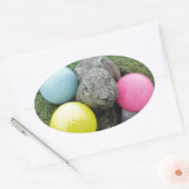 Sticker Ovale Lapin avec oeuf jaune rose (Enveloppe)