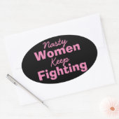 Sticker Ovale Les femmes malveillantes continuent à se battre (Enveloppe)
