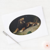 Sticker Ovale Lion Snapping à un papillon (Enveloppe)