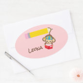 Sticker Ovale Livre de lecture accrochant de singe avec le nom (Enveloppe)