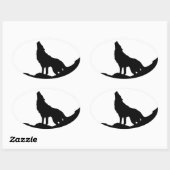 Sticker Ovale Loup solitaire debout sur une colline (Feuille)