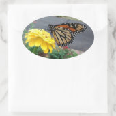 Sticker Ovale Monarque sur la Zinnia jaune (Sac)