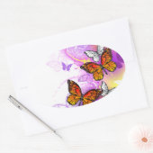 Sticker Ovale Papillons monarques sur fond violet (Enveloppe)