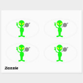 Sticker Ovale Petit Alien vert à côté de la planète Saturne (Feuille)