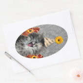 Sticker Ovale Petit chaton de fête sur arrière - plan damassé (Enveloppe)