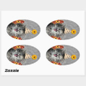 Sticker Ovale Petit chaton de fête sur arrière - plan damassé (Feuille)