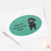 Sticker Ovale Petit guerrier ninja sur fond vert (Enveloppe)