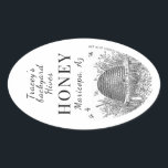 Sticker Ovale Queenline Jar Vintage Skep Jardin Bee Hive Oval<br><div class="desc">Une illustration de jardin à l'ancienne. Étiquette présente votre nom et votre emplacement en écriture noire sur étiquette blanc. HONEY est écrit dans une police décorative. Le poids net est discrètement affiché à droite du mot HONEY en petites lettres. 16 oz correspond à un bocal Queenline. "RAW HONEY" est écrit...</div>