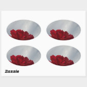 Sticker Ovale Roses rouges contre un ciel bleu vif (Feuille)