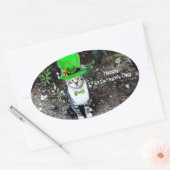 STICKER OVALE ST PATRICK'S DAY CHAT AVEC LE CASQUETTE LEPRECHAUN (Enveloppe)