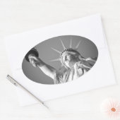 Sticker Ovale Statue blanche noire de la Liberté (Enveloppe)