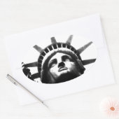 Sticker Ovale Statue noire et blanche de la Liberté (Enveloppe)