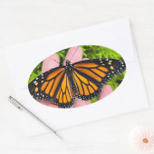 Sticker Ovale Tenir un papillon monarque (Enveloppe)